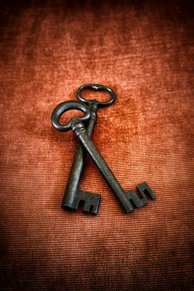 Alte Mittelalterliche Schmiedeeiserne Schlüssel Auf Rotem Hintergrund — Stockfoto