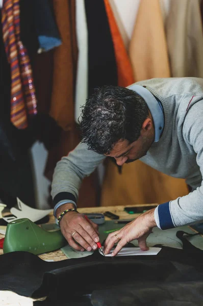 Schoenmaker Schoenontwerper Die Met Leer Werkt Voor Productie Van Handgemaakte — Stockfoto