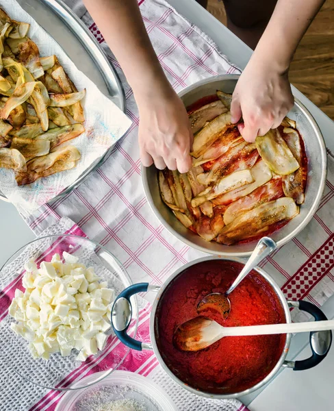 Preparación Berenjena Parmesano Foto Comida Tomada Desde Arriba Con Los —  Fotos de Stock