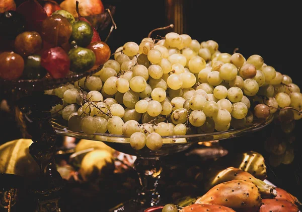 Białe Winogrona Szklanych Stojakach Ciepłe Światło — Zdjęcie stockowe