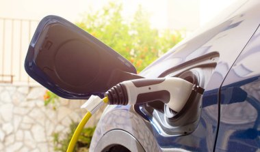 Elektrikli araba şarjı çorbaya takıldı. Modern elektrikli araba pili şarj ediyor..