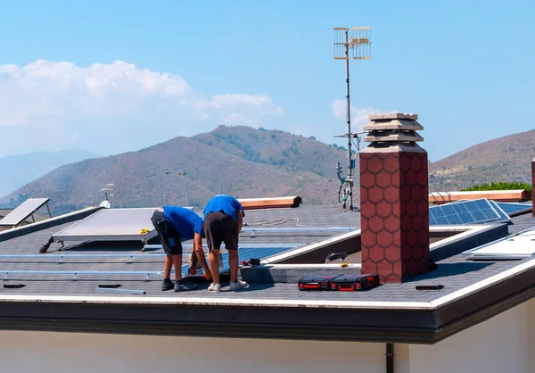 Bir Evin Çatısına Fotovoltaik Sistem Kurulması Çalışan Işçiler Güneş Panellerini — Stok fotoğraf