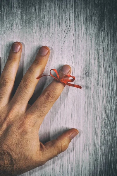 Red String Atado Alrededor Dedo Nudo Memoria Recordatorio —  Fotos de Stock