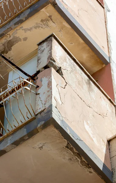 带破裂混凝土和生锈熨斗的阳台 需要翻修 — 图库照片