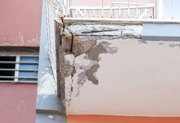 Balcones Con Hormigón Agrietado Planchas Oxidadas Que Requieren Renovación — Foto de Stock
