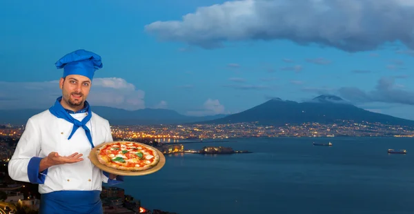 Jovem chef com pizza neapolitan margherita — Fotografia de Stock