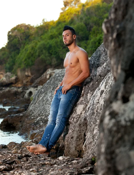 Bonito homem musculoso na praia . — Fotografia de Stock