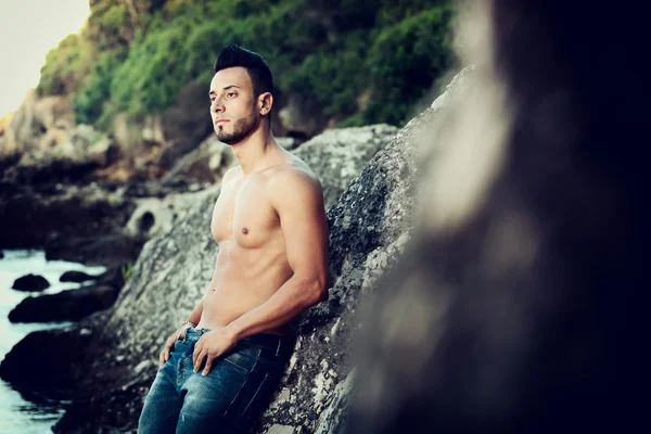 Bonito homem musculoso na praia . — Fotografia de Stock