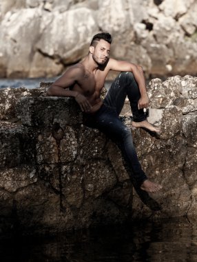 yakışıklı kaslı adam sahilde.