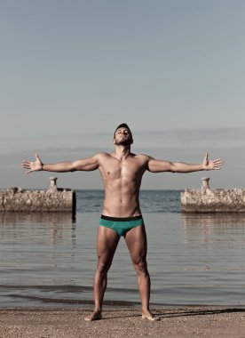 yakışıklı kaslı adam sahilde.