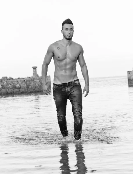 Pěkný svalnatý muž na pláži. — Stock fotografie