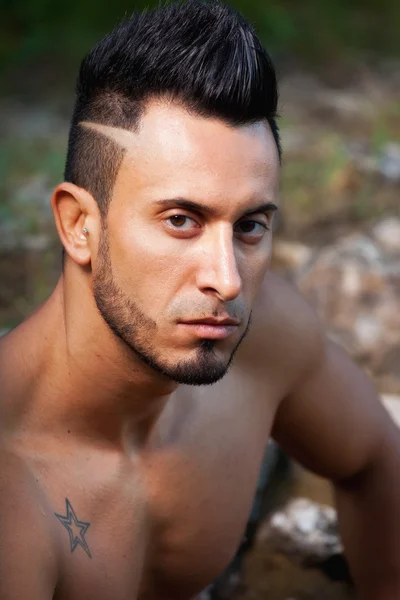 Bonito homem musculoso na praia . — Fotografia de Stock