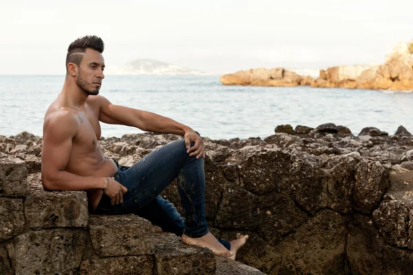 Handsome muscular man on the beach. — Stock Photo, Image