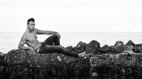 Bello uomo muscoloso sulla spiaggia . — Foto Stock