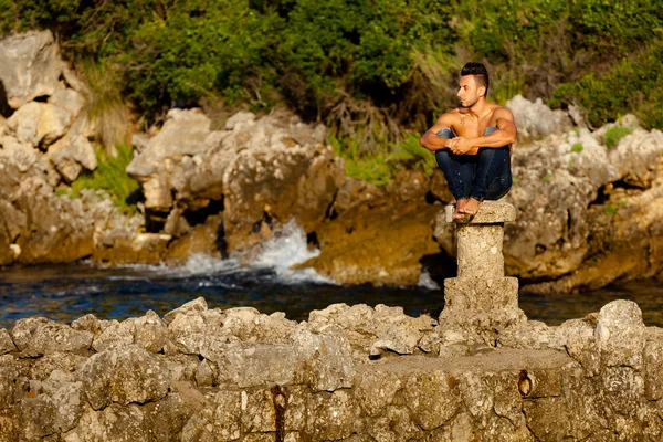 Bello uomo muscoloso sulla spiaggia . — Foto Stock