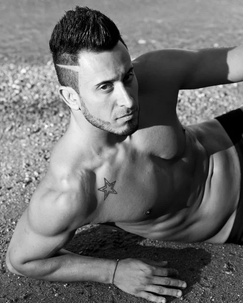 Handsome muscular man on the beach. — Stock Photo, Image