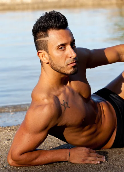 Handsome muscular man on the beach. — Stock Photo, Image