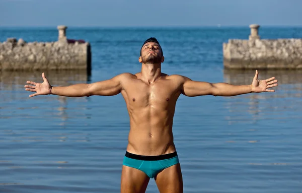 Bello uomo muscoloso sulla spiaggia . — Foto Stock