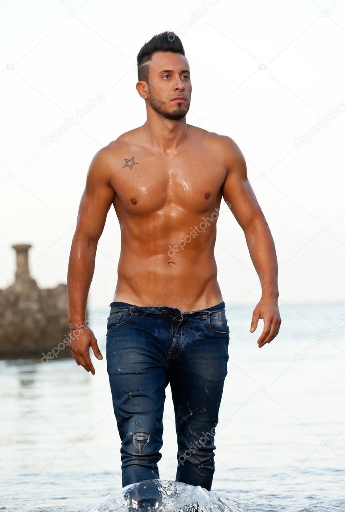 hombre musculoso guapo en la playa — Foto de stock © AntonioGravante #53620383