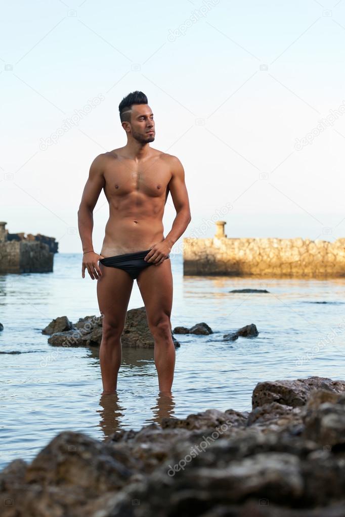 Spiaggia Foto Uomini In Costume Da Bagno Bello Uomo Muscoloso