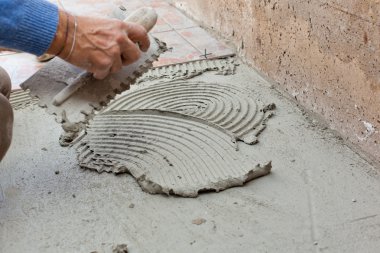 çatı ustası döşeme ile çalışır.