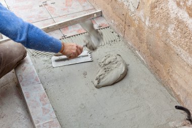 çatı ustası döşeme ile çalışır.