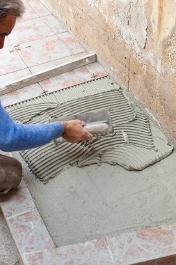 çatı ustası döşeme ile çalışır.