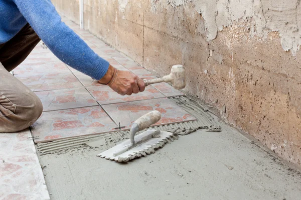 Tiler works with flooring. — Stock Photo, Image