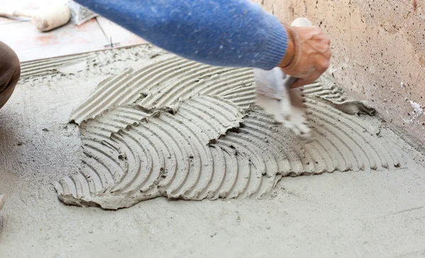 çatı ustası döşeme ile çalışır.