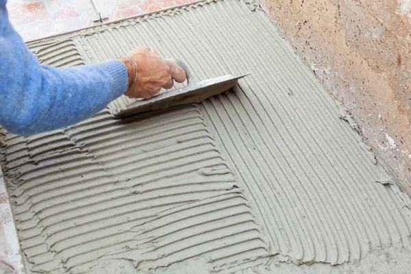 Lavori di piastrelle con pavimentazione . — Foto Stock