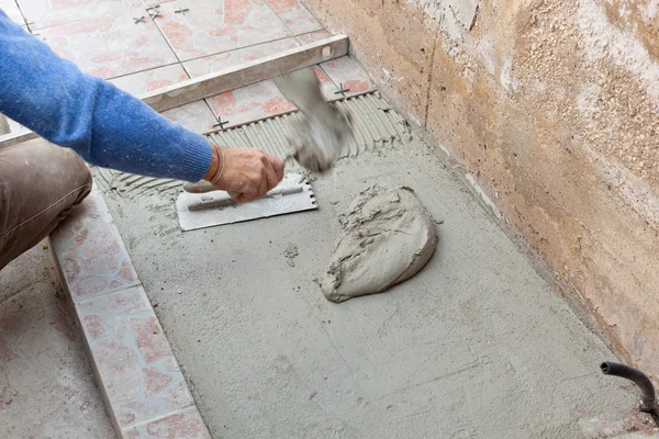 çatı ustası döşeme ile çalışır.