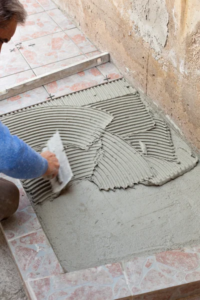 Tiler works with flooring. — Stock Photo, Image