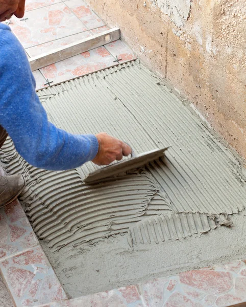 Tiler works with flooring. — Stock Photo, Image