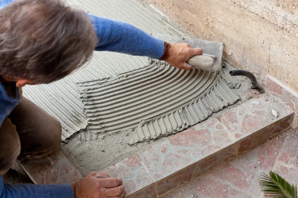 Çatı ustası döşeme ile çalışır. — Stok fotoğraf