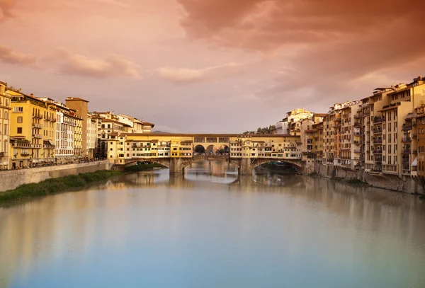 Ponte vecchio při západu slunce, Florencie, Itálie — Stock fotografie