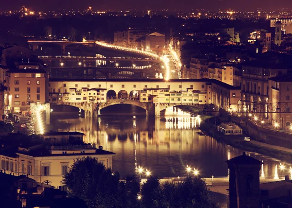 Florencie, arno řeky a ponte vecchio v noci. — Stock fotografie