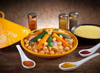 Kuskus Kuskus ve baharatlar ile sebze tagine