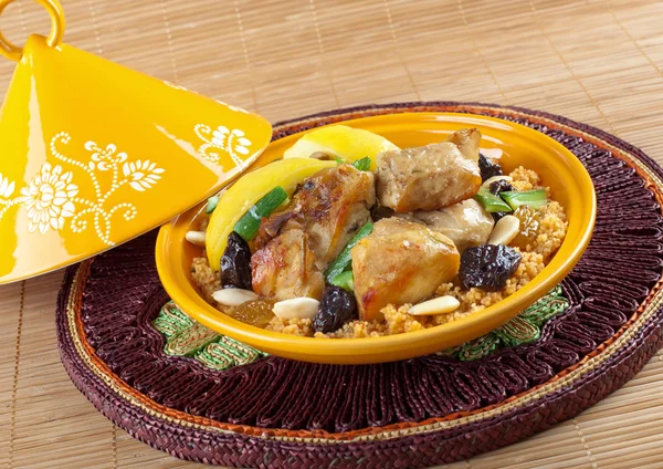 Tajine, pollo marocchino con confit al limone — Foto Stock