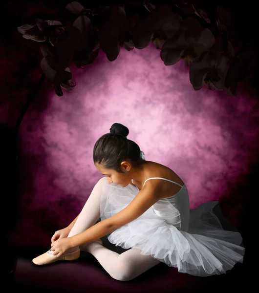 Ballerina tying ribbons pointe — Stock Photo, Image