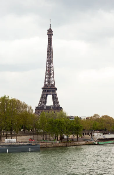 View of Tour Eiffel from Seine river — Stock Photo, Image