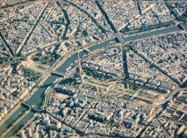 Paris Eyfel Kulesi ile havadan görünümü