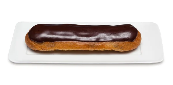 Chocolade éclair op witte achtergrond — Stockfoto