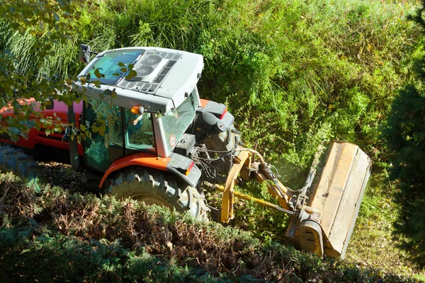 Industriel traktor med plæneklipper  . - Stock-foto