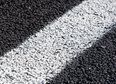 Yeni bir yol üzerinde beyaz çizgiler.