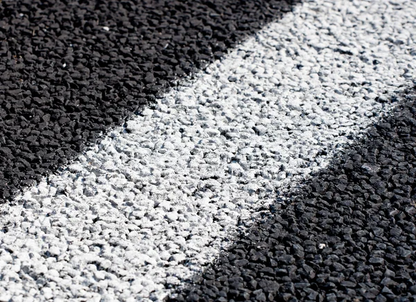 Белые линии на новой дороге . — стоковое фото