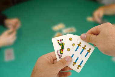 Napoliten kartları ile kart oyunu.
