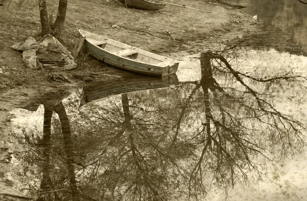 Old boat near the lake — Stock Photo, Image