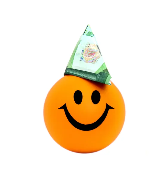 Balle souriante avec un chapeau fait de cent billets en euros — Photo