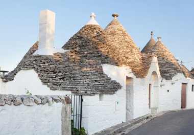 Trulli, tipik eski evler Alberobello içinde.