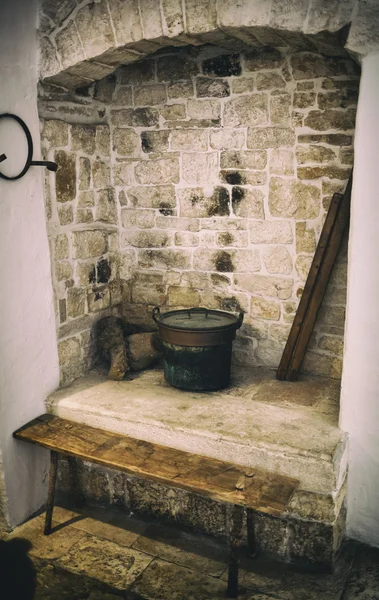 Старый камин для приготовления пищи — стоковое фото